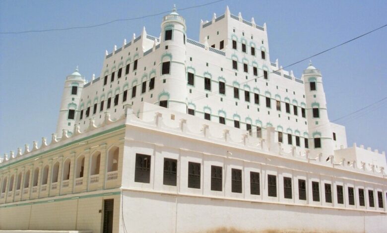 وزير الثقافة يطلع على أعمال الصيانة والترميم بقصر السلطان الكثيري التاريخي بسيئون