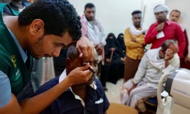 مركز الملك سلمان يجري 6 عمليات جديدة لمرضى العيون بالمكلا 
