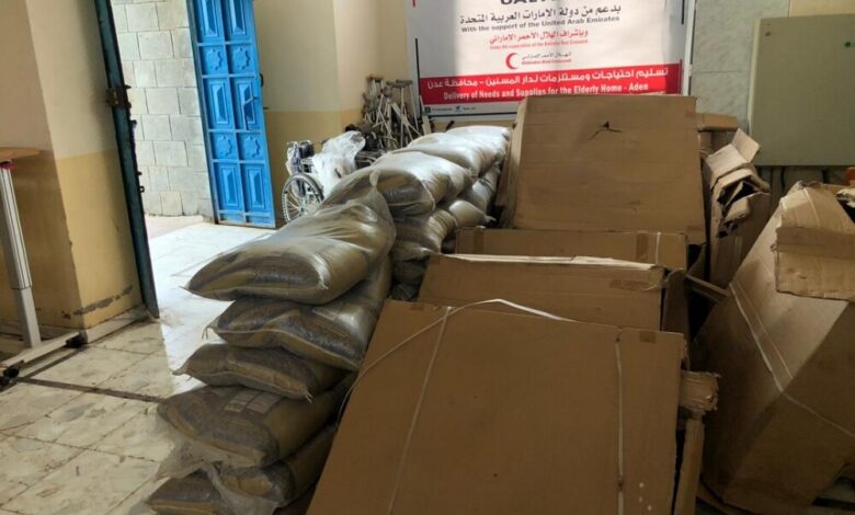 الهلال الأحمر الإماراتي يقدم مساعدات لدار المسنين بعدن