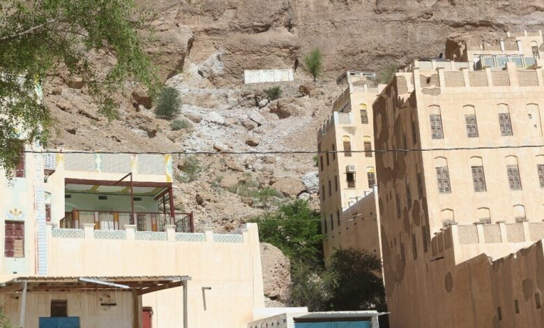 سقوط صخرة يُهدد منازل المواطنين بقرية خسوفر بوادي دوعن