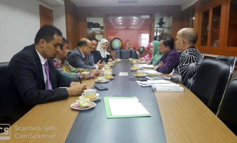 السفير الشميري يناقش مع مسؤول اندونيسي أوضاع الطلاب اليمنيين