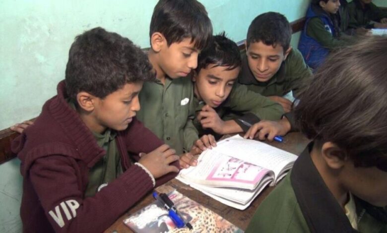 المليشيات الحوثية تواصل استهداف طلاب المدارس بتعديل المناهج الدراسية بشمال اليمن وجنوبه