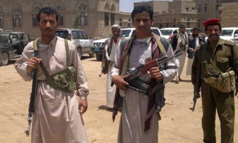 الحوثيون يعاقبون مختلًا عقليًا في عمران بكسر كلتا يديه