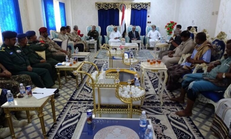 وزير الداخلية يطلع على أوضاع المؤسستين الأمنية والعسكرية بالمهرة