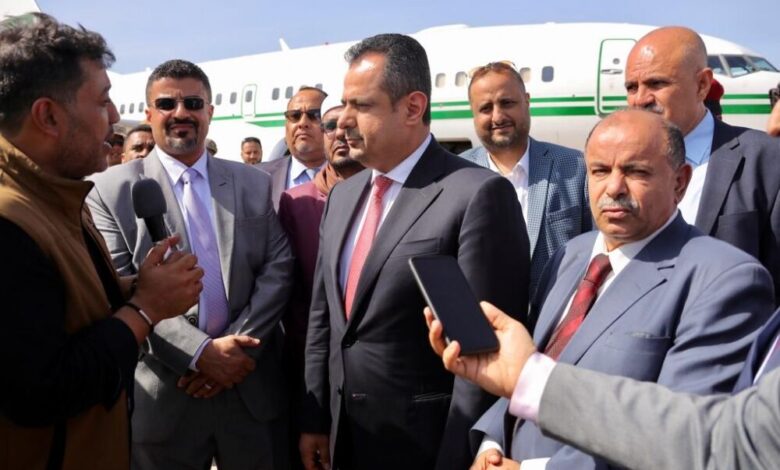 رئيس الوزراء يعود الى العاصمة المؤقتة عدن (موسع)