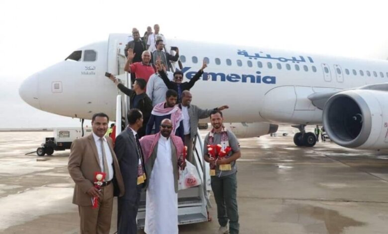 وصول أول رحلة لطيران اليمنية الى مطار الريان بالمكلا بعد توقف لأربع سنوات