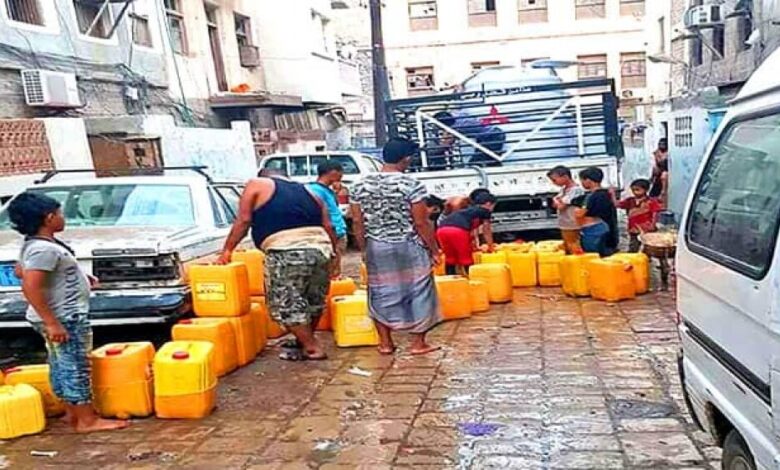 انقطاع الماء  يزيد من معاناة اهالي مدينة عدن