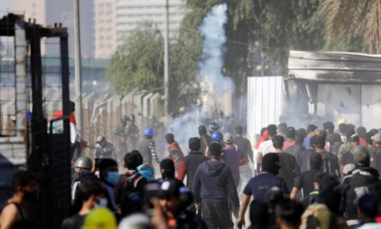 شبان تونسيون يحتجون في بلدة جلمة بعد وفاة شاب أحرق نفسه