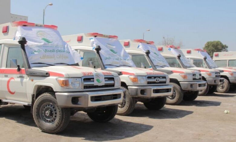 مركز الملك سلمان يسلم وزارة الصحة اليمنية 6 سيارات إسعاف