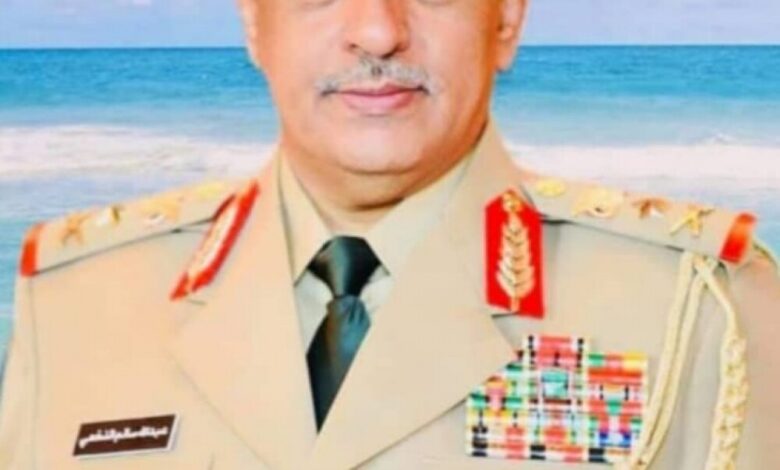 اللواء علي محمد القفيش عضو مجلس الشورى يعزي رئيس هيئة الاركان العامة بوفاة والدته
