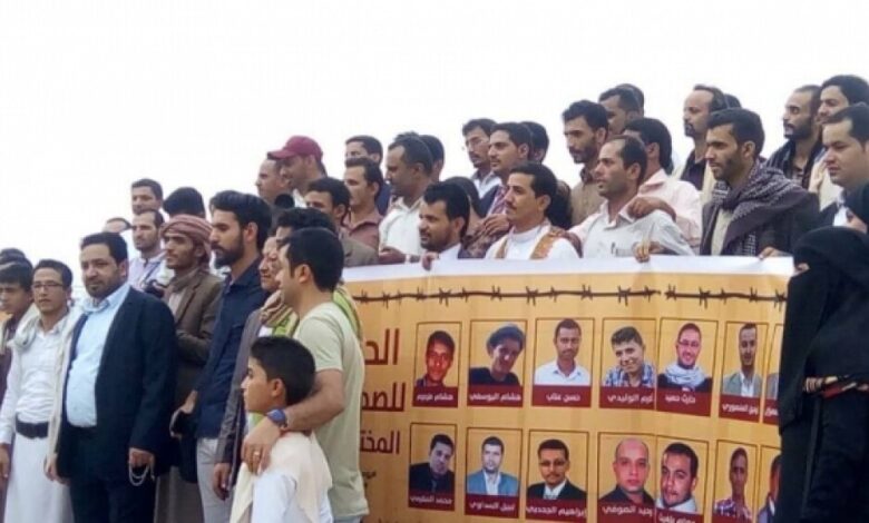 نقابة الصحفيين ترفض مثول صحفيين مختطفين لدى الحوثي أمام محكمة غير معنية وتطالب بالإفراج عنهم ومحاسبة المتورطين بمعاناتهم