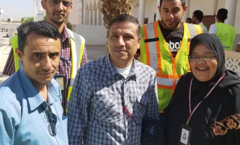 مديرة الخطوط الجوية اليمنية  بسيئون تطلع على   العمل في صيانة الطائرات بمطار المدينة