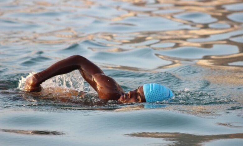 حضرموت : اختتام سباقات "بطولة السباحة المفتوحة" للهواة على رصيف ميناء المكلا القديم