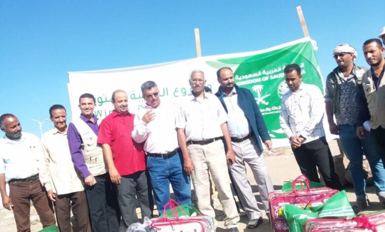 مركز الملك سلمان يدشن توزيع 400 حقيبة شتوية لتجمعات ومخيمات النازحين في الضالع