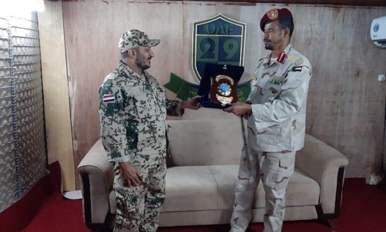 العميد طارق صالح يكرم قوات سودانية بعد استكمال مهامها في اليمن