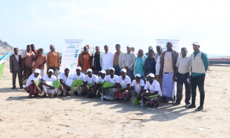 المدير العام لمديرية بروم يدشن مشروع توزيع قوارب الاصطياد  لصيادي ميفع