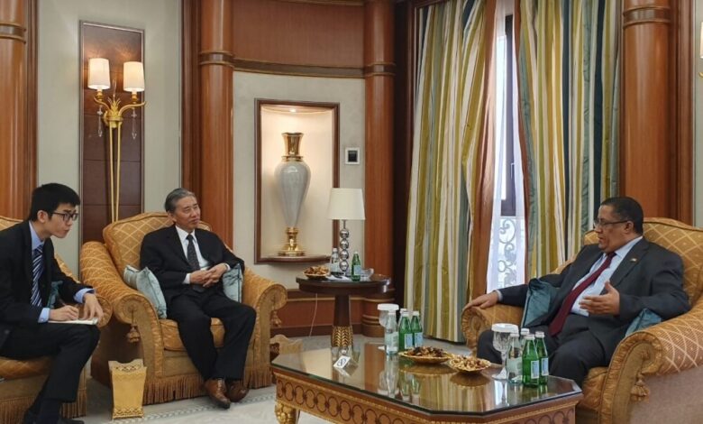 الخبجي يُطلع السفير الصيني لدى اليمن على إجراءات تنفيذ اتفاق الرياض
