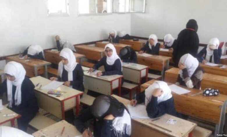 الطلاب يؤدون الامتحانات في عدن في ظل الانتهاكات لحقوقهم في التعليم وازمة الكتب المدرسية