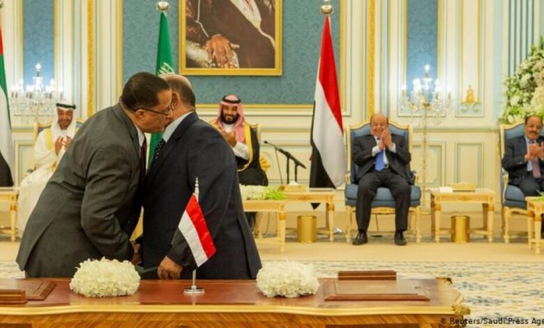 «سباق تفسيرات» بين الشرعية والانتقالي حول اتفاق الرياض