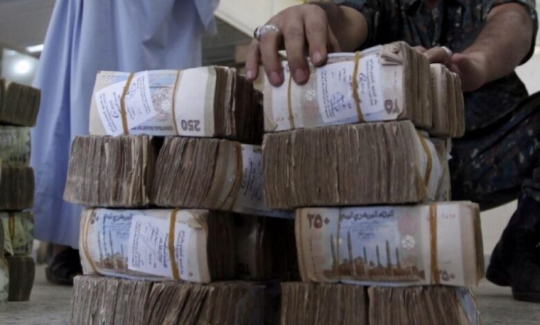 جماعة  الحوثي تختلق أزمة سيولة نقدية وانتشار سوق سوداء لشراء الطبعة القديمة