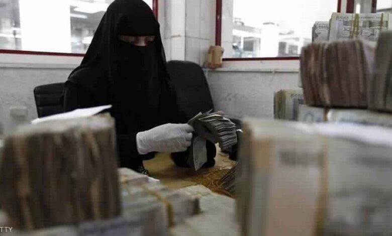 قرارات حوثية تهوي بالريال اليمني أمام العملات الأجنبية