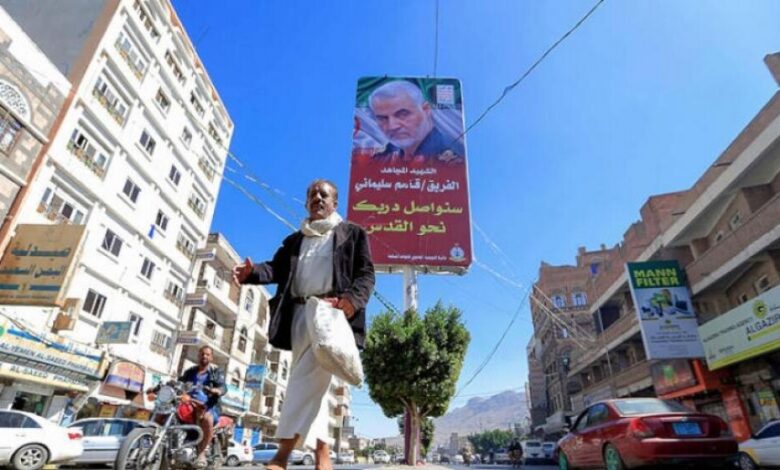 الحوثي يصطف مع إيران ويتباهى بضربتها الصاروخية ضد القواعد الأميركية