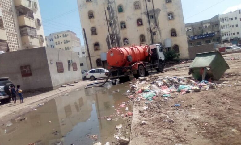 فرقة الطوارئ بمنصورة عدن تستمر بإزاحة مياه الأمطار ومياه الصرف الصحي