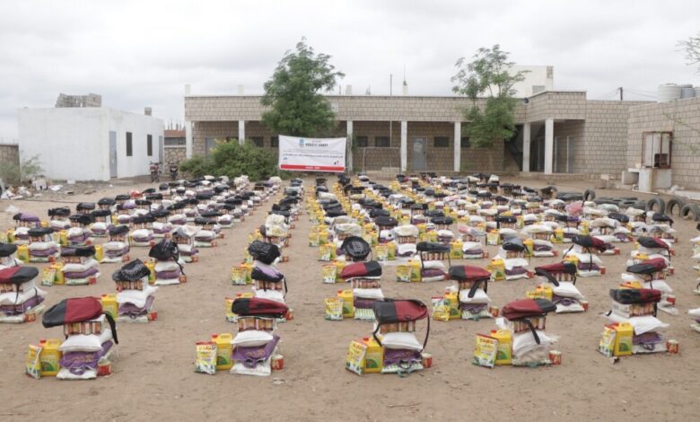 مؤسسة استجابة للأعمال الإنسانية والإغاثية توزع سلل غذائية وحقائب مدرسية للأيتام بلحج