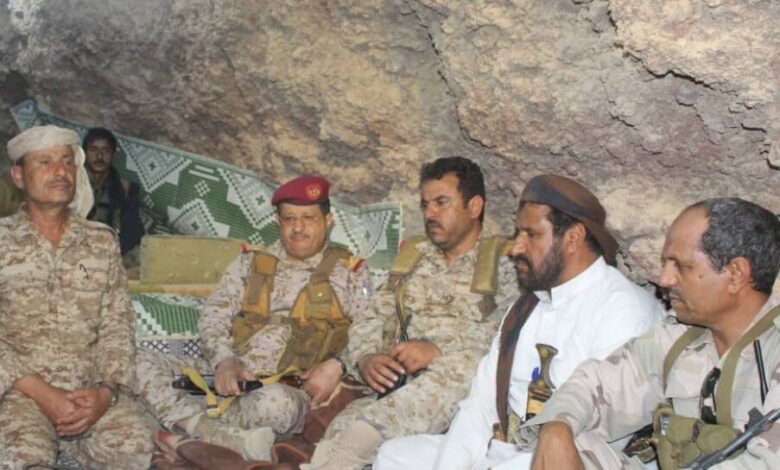 وزير الدفاع يزور الخطوط الأمامية في جبهتي هيلان والمشجح ويشدد على مضاعفة الجهود في معركة اليمنيين المصيرية