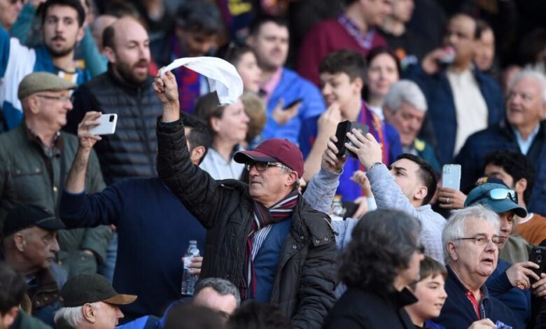 جماهير برشلونة ترفع "المناديل" في وجه الإدارة