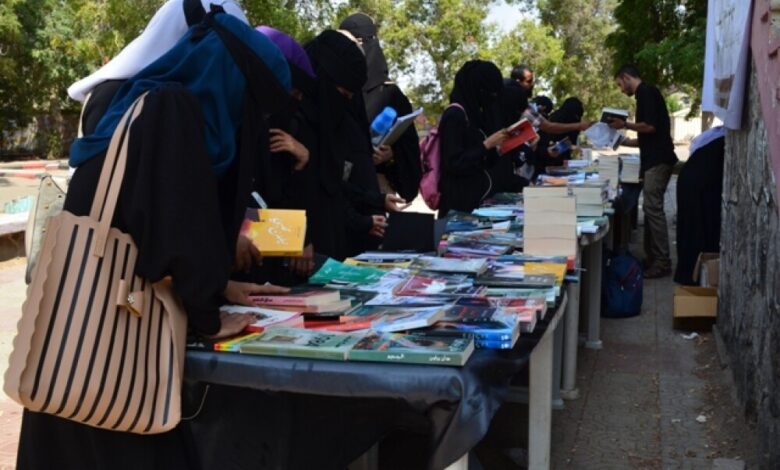 عدن : وحي الكتاب يدشن معرض الكتب في كلية التربية بخور مكسر