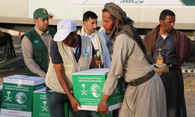 مركز الملك سلمان للإغاثة يوزع 1,000 سلة غذائية للنازحين من صنعاء إلى محافظة مأرب
