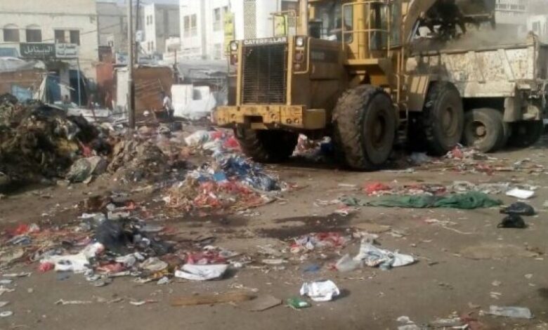 صندوق النظافة بعدن يناشد عدم رمي القمامة بحديقة مسجد النور