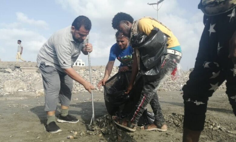 خورمكسر تدشن حملة لتنظيف ساحل أبين من المخلفات والتخلص من الأسماك والأحياء البحرية النافقة
