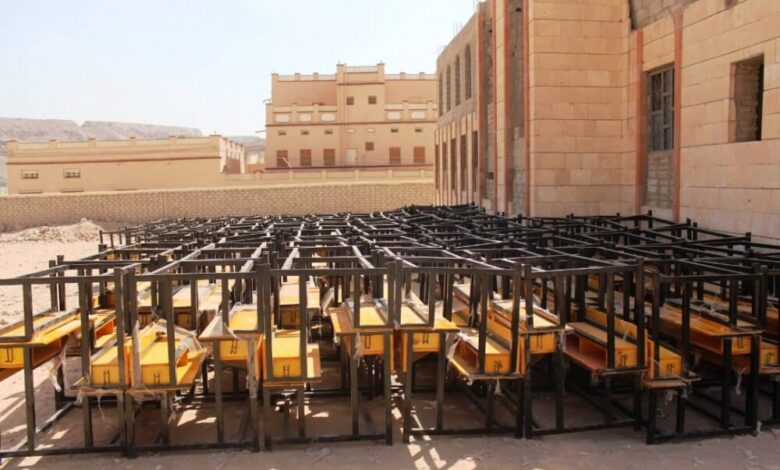حضرموت : إدارة التربية والتعليم بساه تتسلم ثلاثمائة مقعد مدرسي مزدوج مقدم من شركة بترومسيلة
