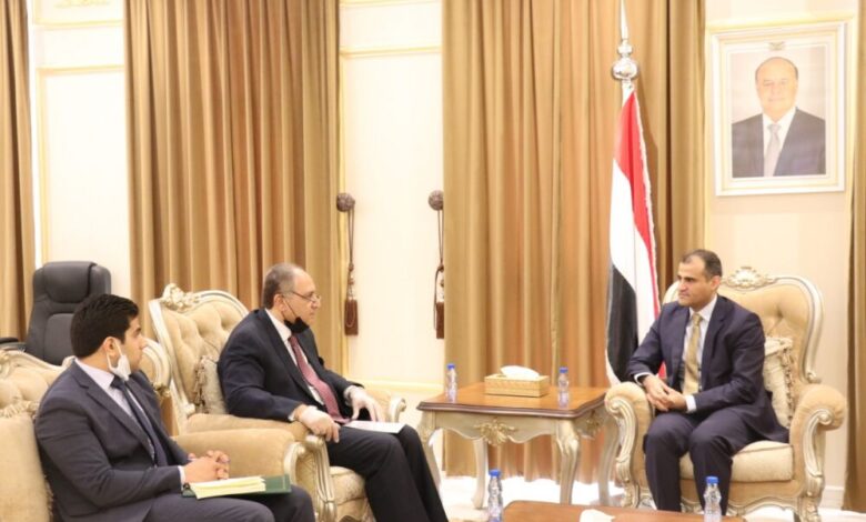 الحضرمي يبحث مع السفير المصري علاقات التعاون بين البلدين الشقيقين