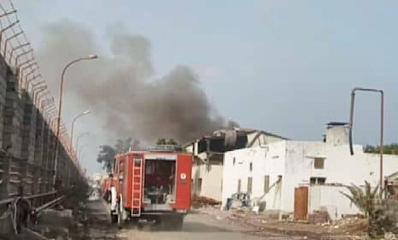 إستشهاد عامل وإصابة أربعة آخرين في القصف الحوثي على مجمع إخوان ثابت في الحديدة