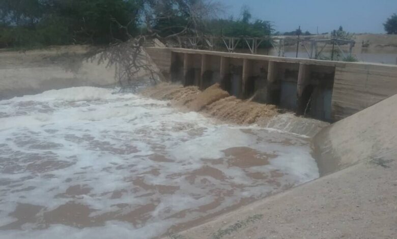 مدير عام مديرية أحور يتفقد المناطق التي تدفقت إليها السيول في وادي عثرب