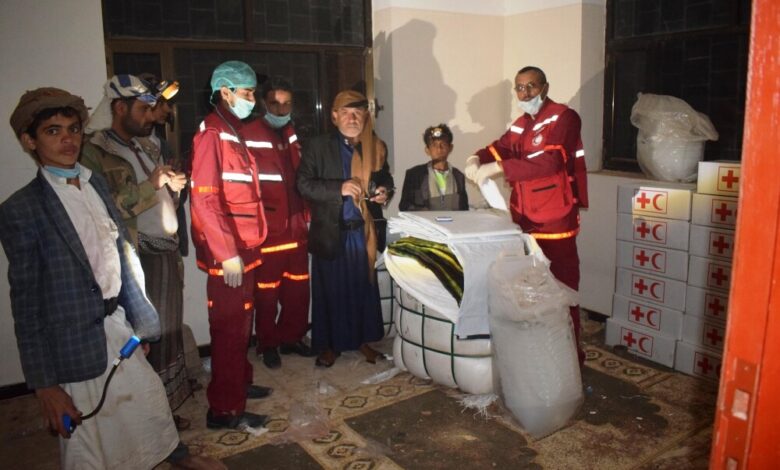 الهلال الأحمر يقدم مواد إيوائية لمركز الحجر الصحي في قاع الرقة بصنعاء