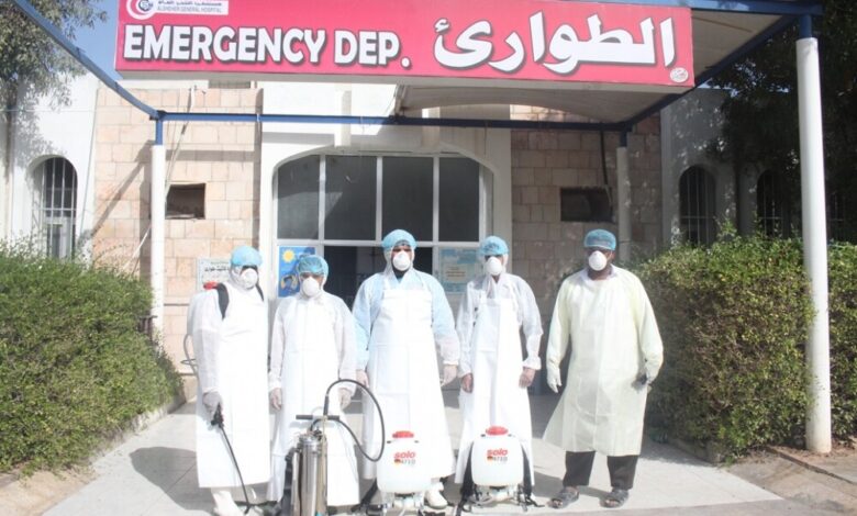 مكتب الصحة بالشحر ينفذ حملة رش داخل أقسام مستشفى المديرية