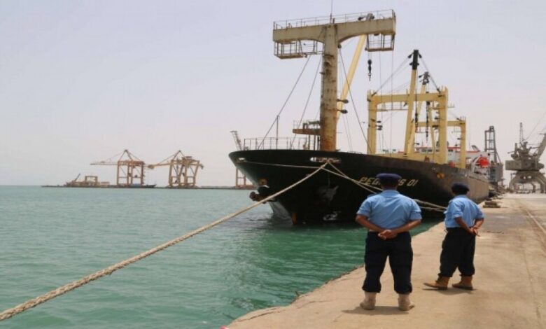 الحوثيون يفرجون عن السفينة المحتجزة ويتحفظون على رئيس لجنة التنسيق الأممية بحجة ”كورونا“