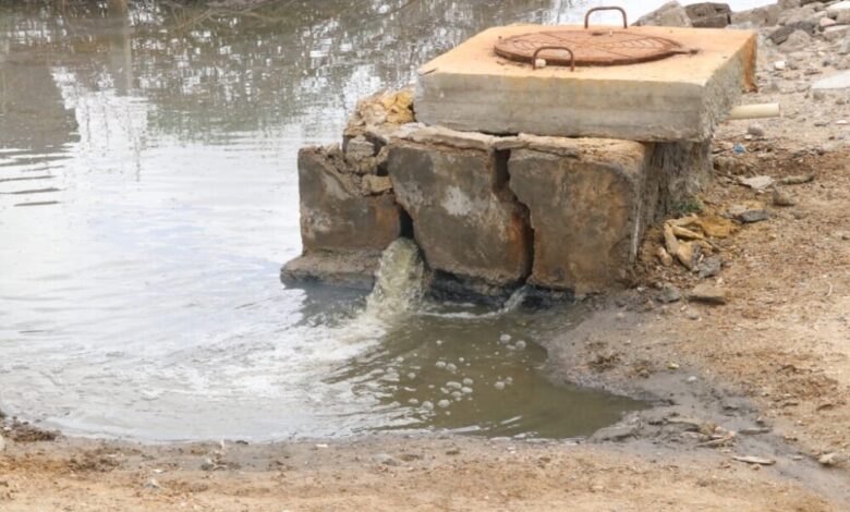 إنفجار مناهل الصرف الصحي يجتاح مساكن حارة سواحل بزنجبار