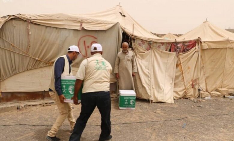 مركز الملك سلمان يوزع مساعدات غذائية للنازحين من عمران إلى مديرية الوادي بمأرب