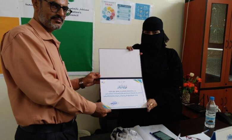 مركز الرياض الإعلامي يكرم الأمين العام لاتحاد نساء اليمن فرع أبين الاستاذة عديلة الخضر