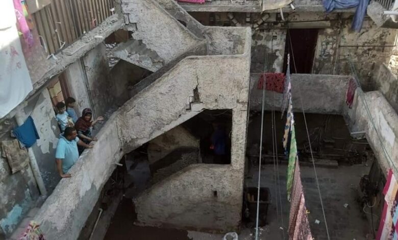 مواطنون يناشدون إنقاذهم عقب انهيار أجزاء من مبنى سكني بعدن