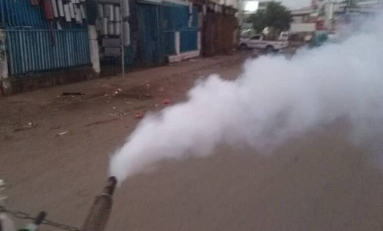 تواصل حملة الرش الضبابي لمكافحة البعوض في شوارع مديرية الشيخ عثمان