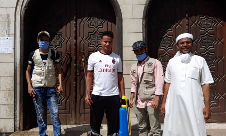 انتقالي عدن يدشن حملة رش المعقمات في المساجد