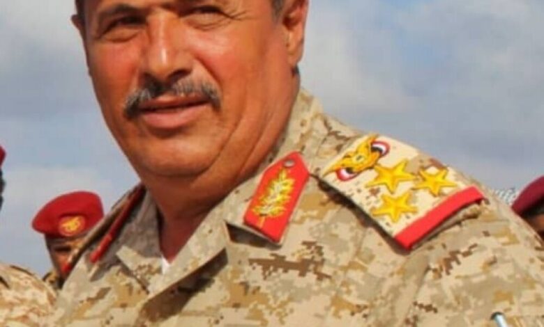 قائد القوات المشتركة محور ابين يعزي اسرة الشهيد علي محمد ناصر محلف