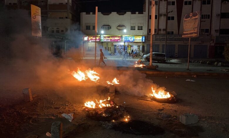 محتجون يغلقون الطرقات ومسؤول يوضح بعودة 115 ميجا للمنظومة الكهربائية بعدن