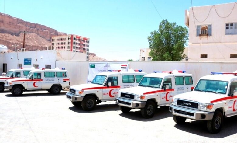 مكاتب الصحة بحضرموت تتسلم 5 سيارات اسعاف ذات الدفع الرباعي